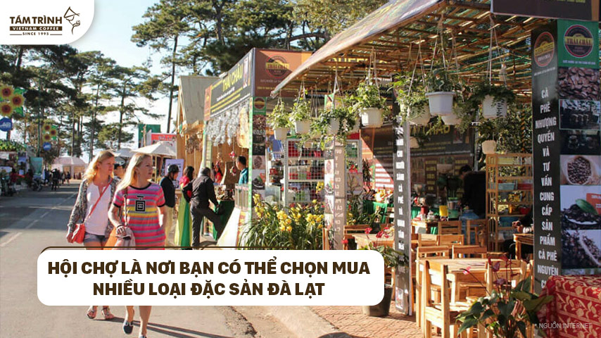 Hội chợ là nơi bạn có thể chọn mua nhiều loại đặc sản Đà Lạt mang về tặng người thân