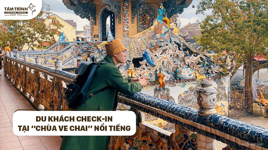 Du khách check-in tại “chùa ve chai” nổi tiếng ở Đà Lạt