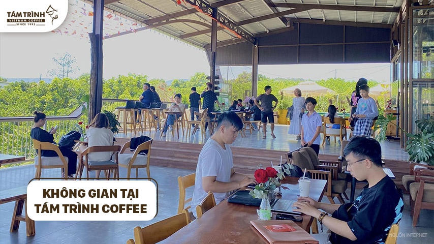 Không gian tại Tám trình Coffee