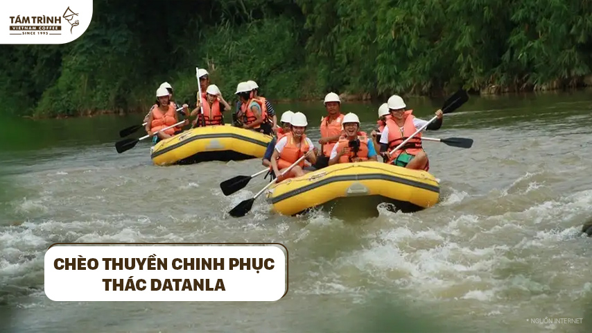 Chèo thuyền chinh phục thác Datanla được nhiều du khách lựa chọn trải nghiệm vì thách thức tính mạo hiểm của người chơi