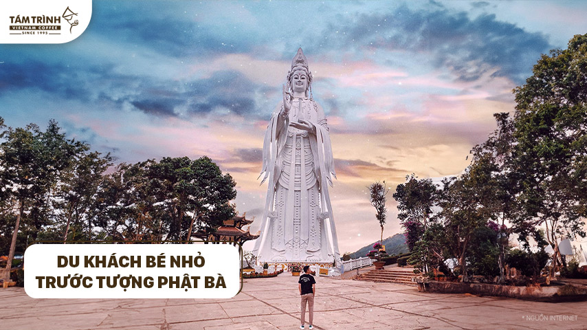 Du khách bé nhỏ trước tượng Phật Bà