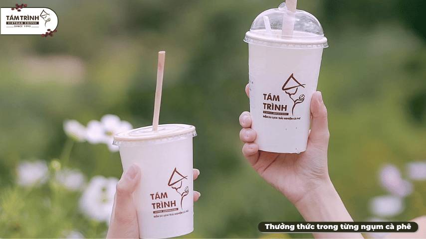 Thưởng thức cà phê Tám Trình cùng bạn bè