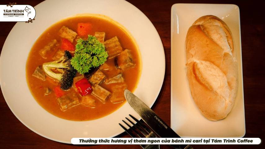 Thưởng thức hương vị thơm ngon của bánh mì cari tại Tám Trình Coffee