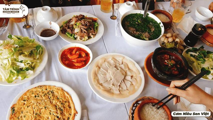 Cơm Niêu Sen Việt