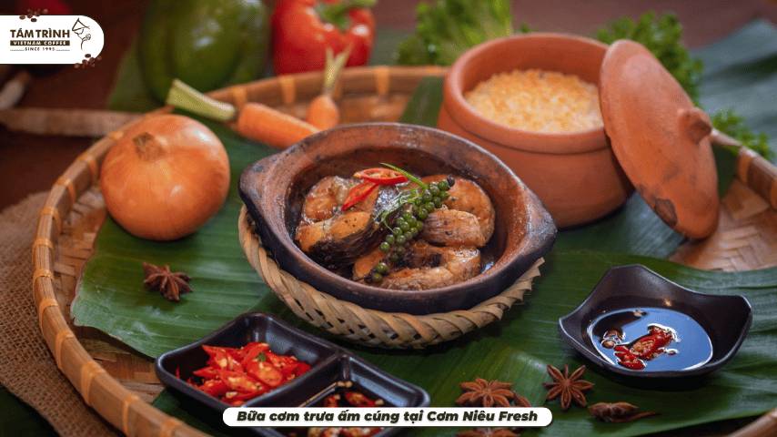 Bữa cơm trưa ấm cúng tại Cơm Niêu Fresh