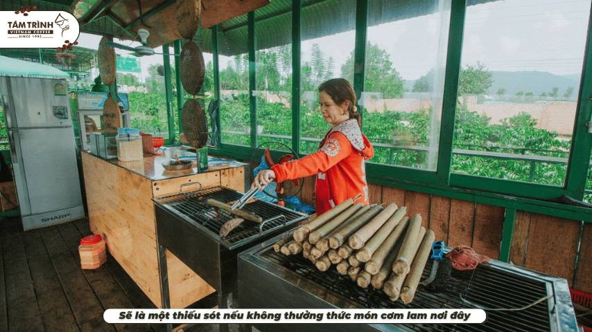 Sẽ là một thiếu sót nếu không thưởng thức món cơm lam nơi đây