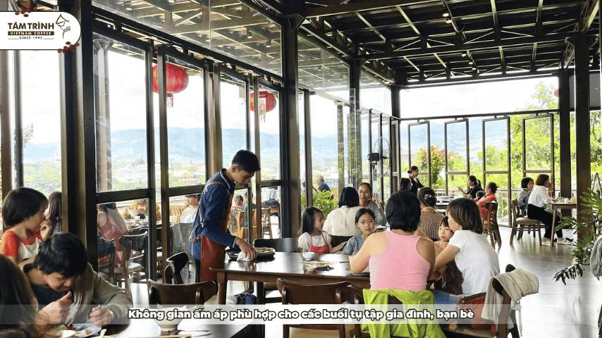 Không gian ấm áp phù hợp cho các buổi tụ tập gia đình, bạn bè