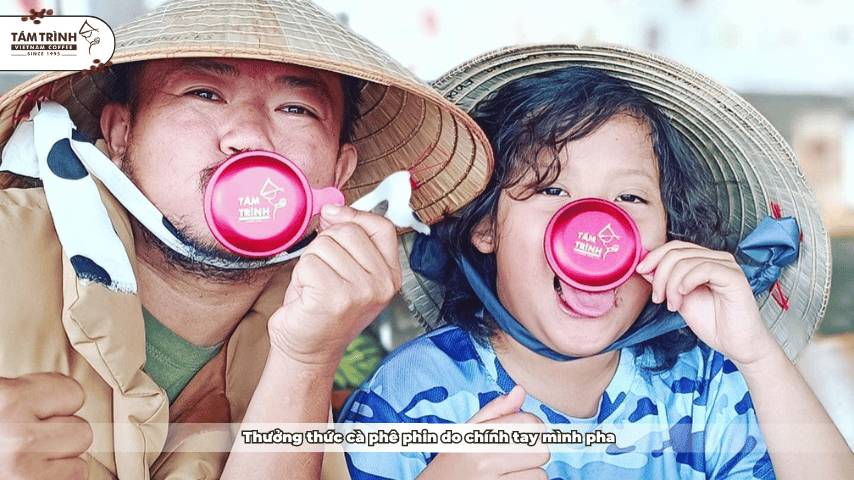 Thưởng thức cà phê phin do chính tay mình pha