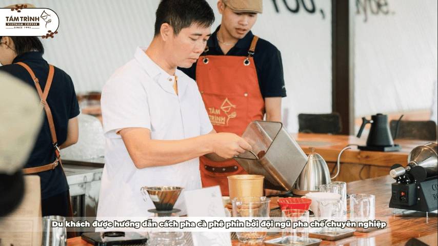 Du khách được hướng dẫn cách pha cà phê phin bởi đội ngũ pha chế chuyên nghiệp