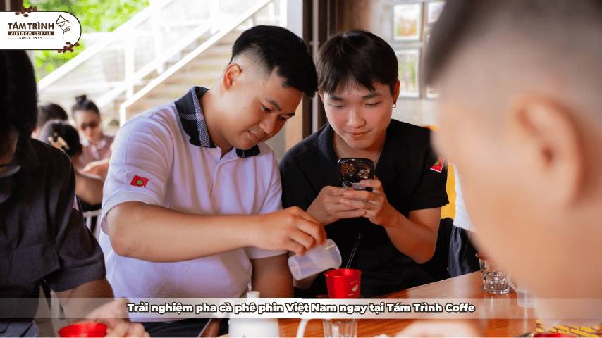 Trải nghiệm pha cà phê phin Việt Nam ngay tại Tám Trình Coffee