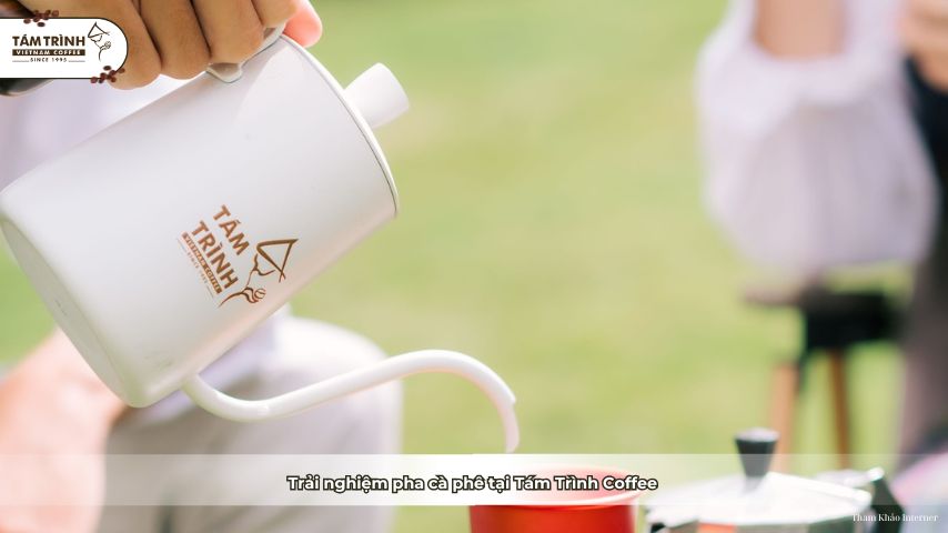 Trải nghiệm pha cà phê tại Tám Trình Coffee