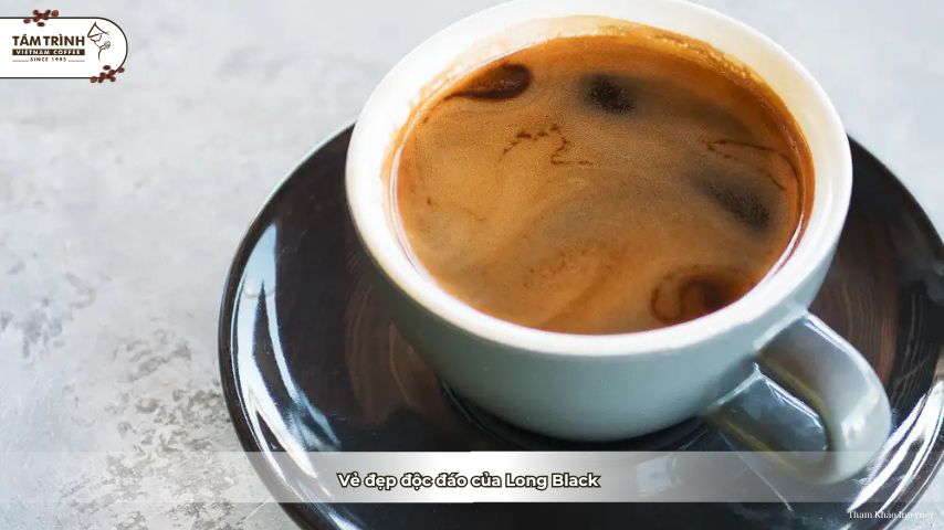 Vẻ đẹp độc đáo của Long Black là đổ espresso lên nước nóng