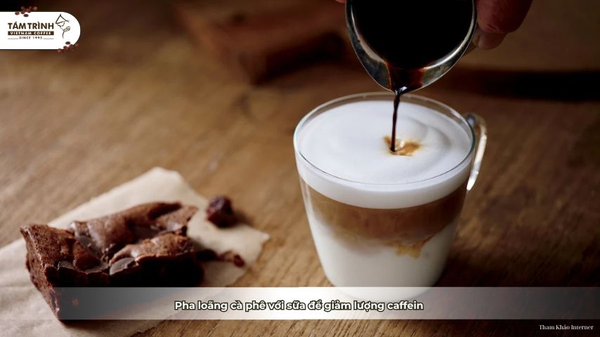 Pha loãng cà phê với sữa để giảm lượng caffein