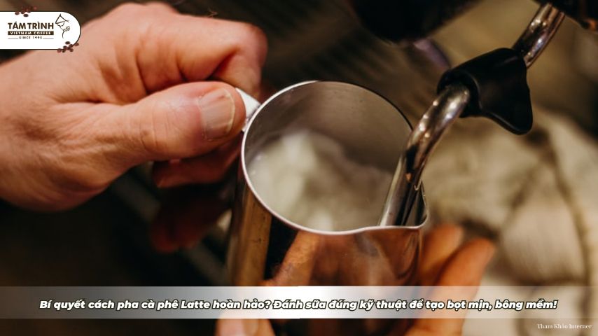 Bí quyết cách pha cà phê Latte hoàn hảo? Đánh sữa đúng kỹ thuật để tạo bọt mịn, bông mềm!
