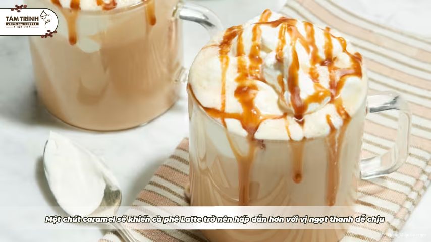 Một chút caramel sẽ khiến cà phê Latte trở nên hấp dẫn hơn với vị ngọt thanh dễ chịu