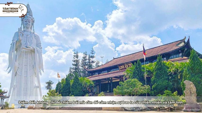 Điểm đến không chỉ để chiêm bái mà còn để cảm nhận sự bao la của thiên nhiên và tâm linh