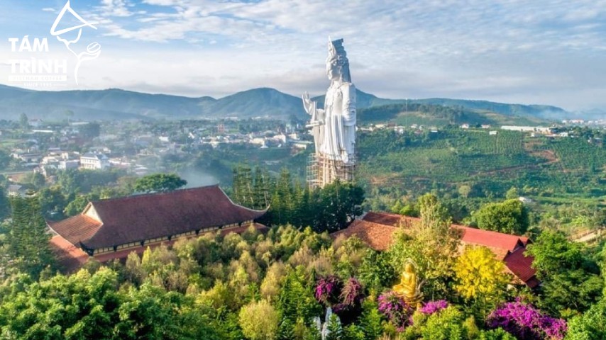 Chùa Linh Ẩn với thiên nhiên xung quanh ấn tượng