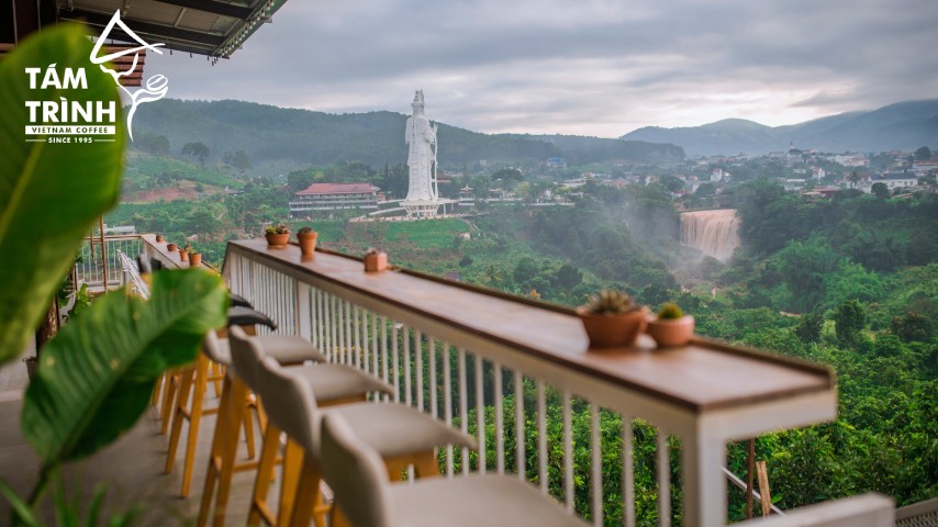 Một góc ban công với view về phía thác Voi