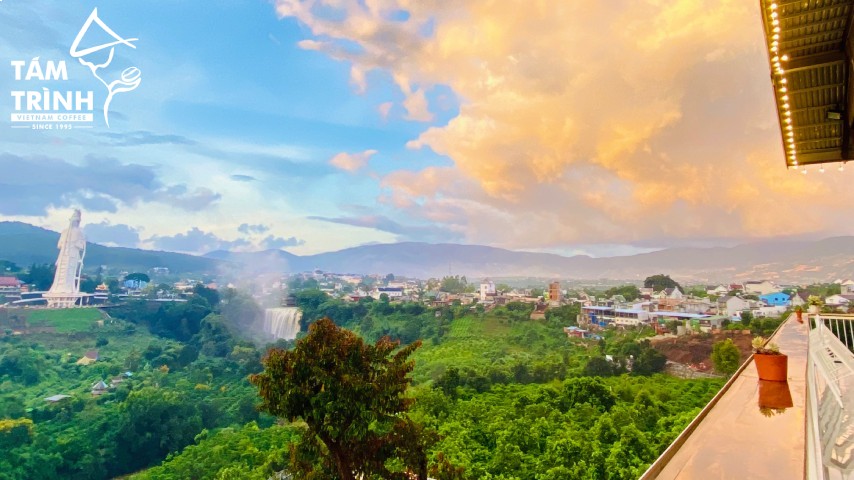 Tầm nhìn về phía chùa Linh Ẩn và Thác Voi